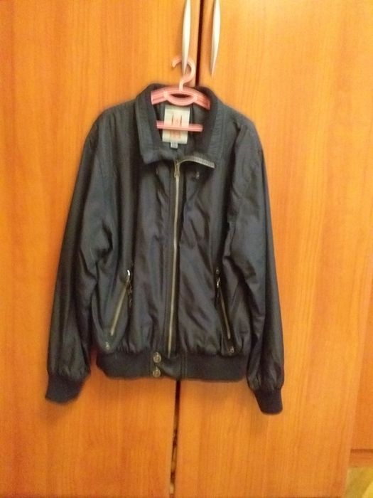 Продаются подростковые куртки.