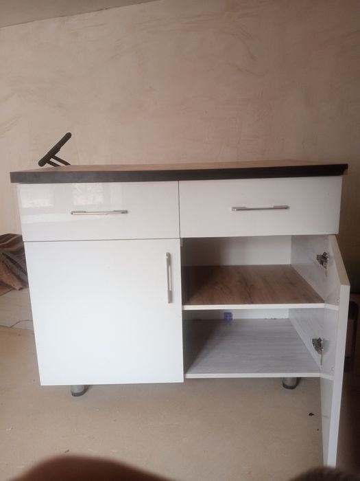 Oshxona uchun javon yoki uy uchun