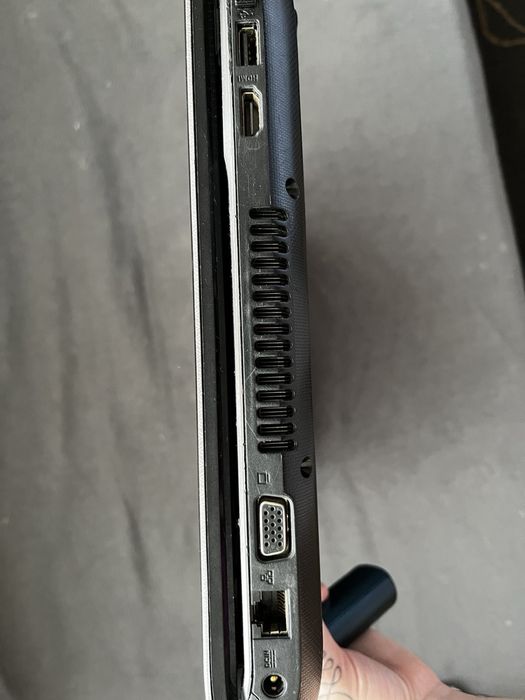 Лаптоп Asus в много добро състояние 17 инча работи добре