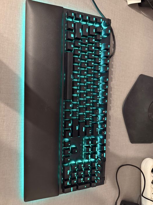 Tastatura Razer BlackWidow V4 Pro – Yellow Switches – RGB – Wrist Rest