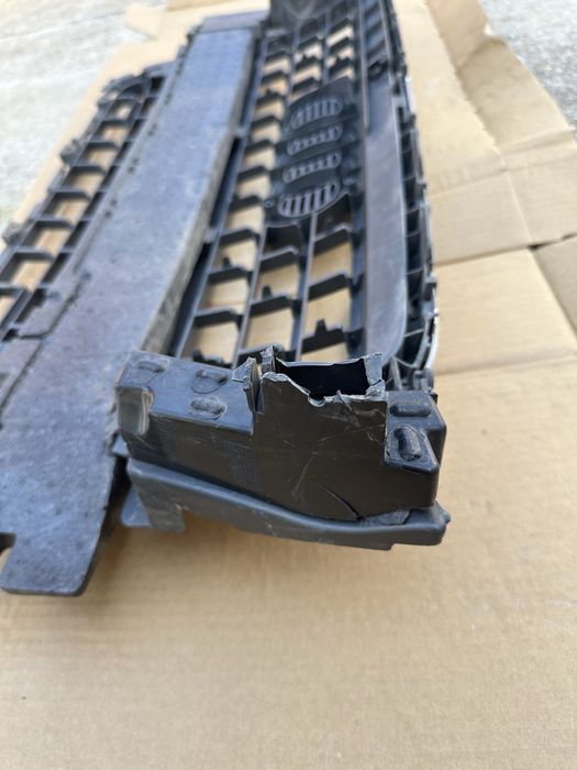 Grila centrala bara fata radiator Audi A5, prindere rupta. 8T0853651E