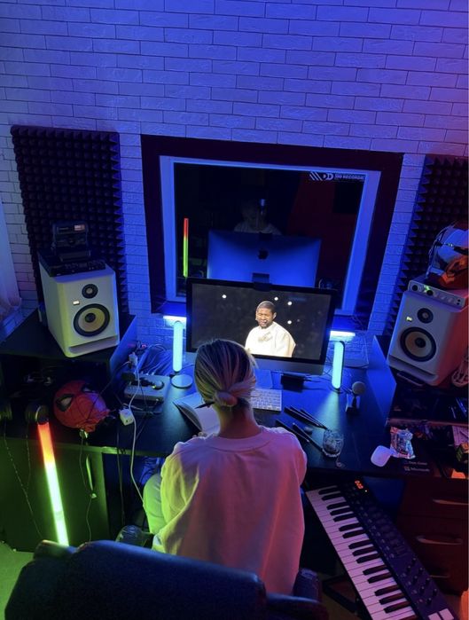 Диктор Озвучка на русском, английском и казахском языках.