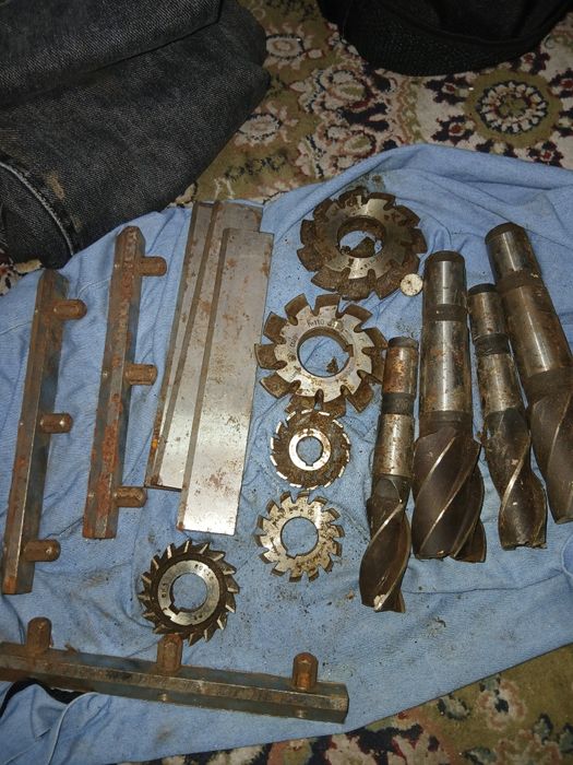 Продам фрезы и комплектующие. Сверла.