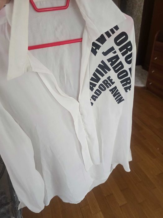 Риза на бутик Avin в бяло и черно с имитация на шал