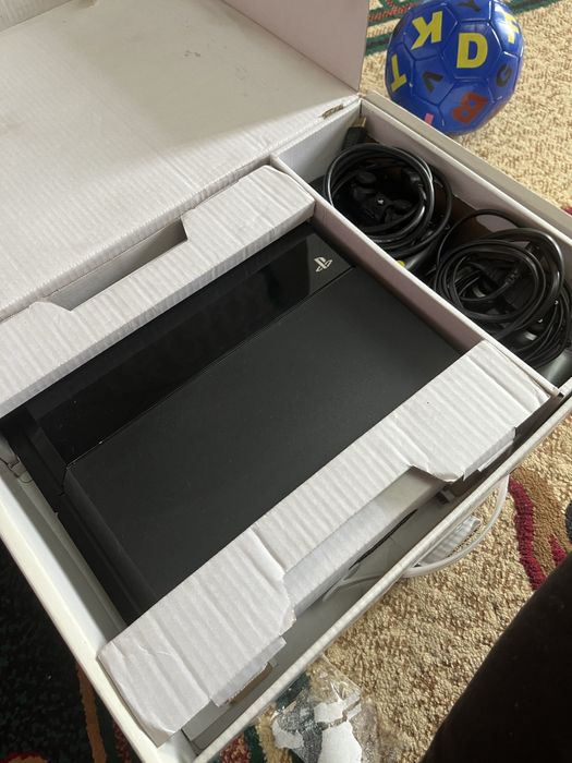 Продам PS4 Fat 500GB + 2 геймпада + игры