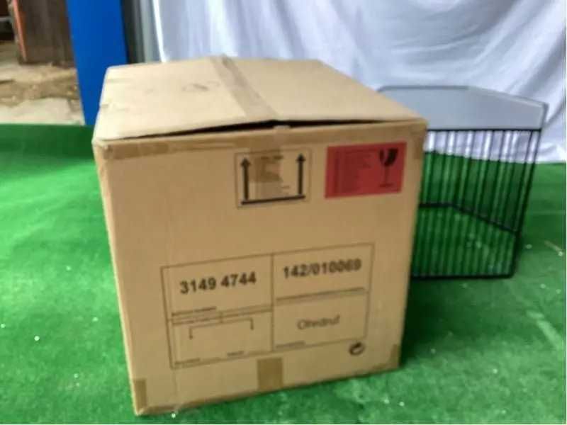 Masuta de fier cu sticla si sofa