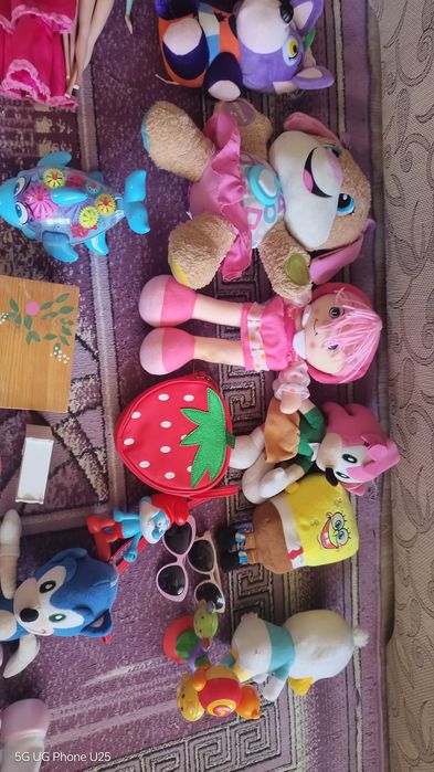 Продавам лотове играчки,много кукли , плюшени играчки, пиано малко и дървена масичка за къща за кукли.