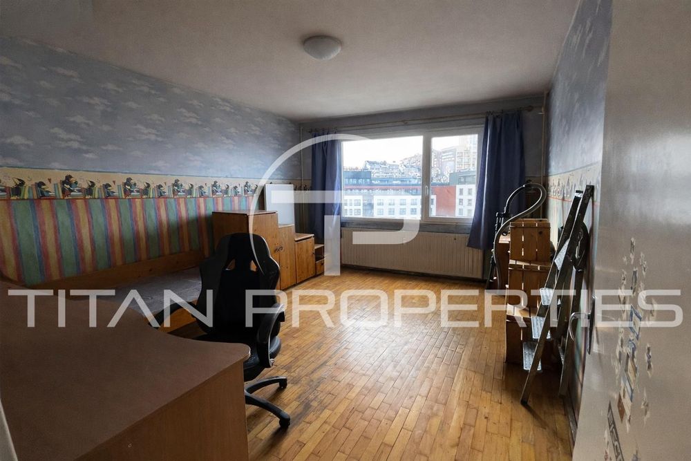 Тристаен за продажба в Център