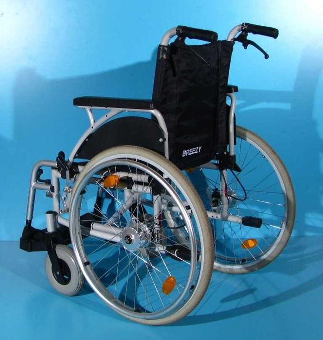 Scaun cu rotile invalizi Breezy - latime sezut 43 cm