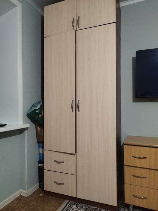 Прихожая, шкаф, тумбочка