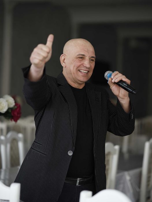 Певец, ведущий, музыкант.