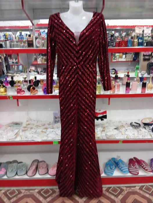 Базм либослари сотилади