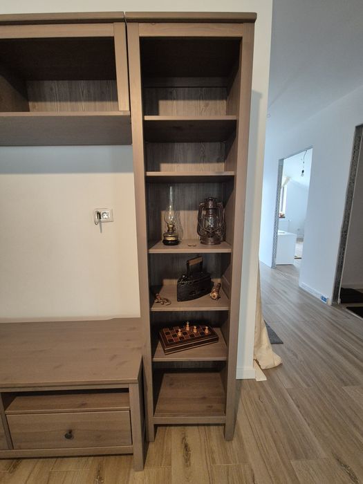 Vând biblioteca Hemnes Ikea stare foarte bună - lemn masiv