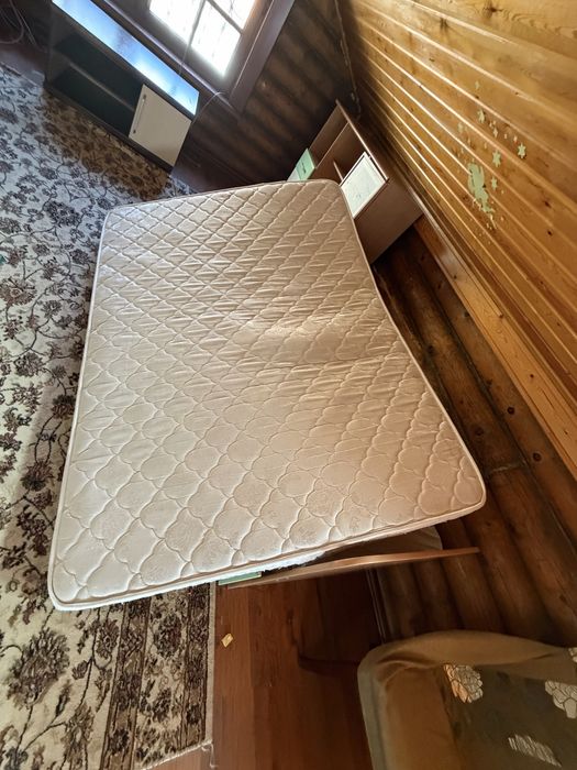 Матрас ,стол детский ,ковры ,обувница