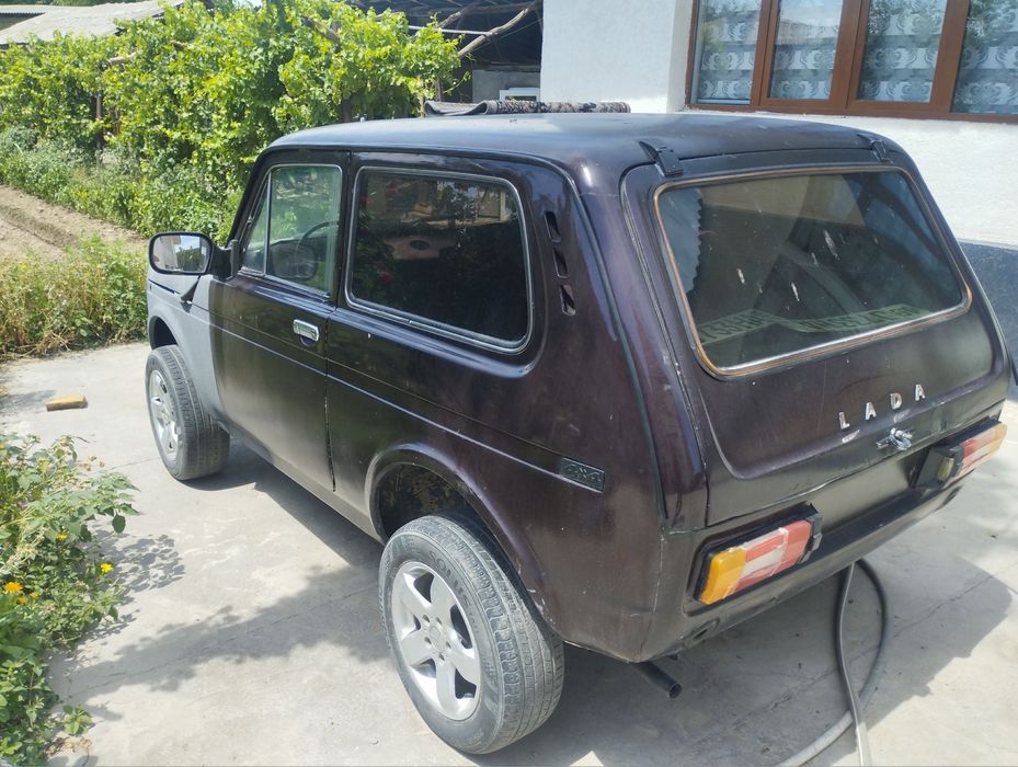 Lada niva 2121 sotiladi