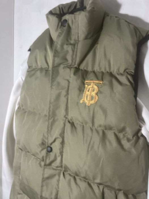 Vesta BURBERRY verde groasă cu logo brodat auriu