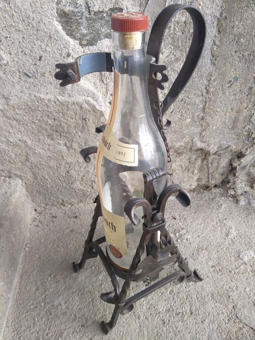 Продавам огромна стойка за бутилка от ковано желязо в стил Арт Нуво