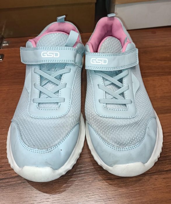 Кроссовки женские