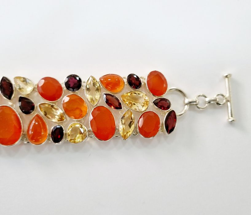 Продавам чисто нова сребърна гривна с естествени камъни