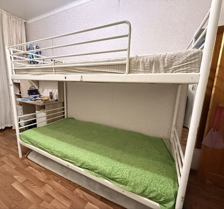 Продам двухъярусную кровать в отличном состоянии, прочная железная