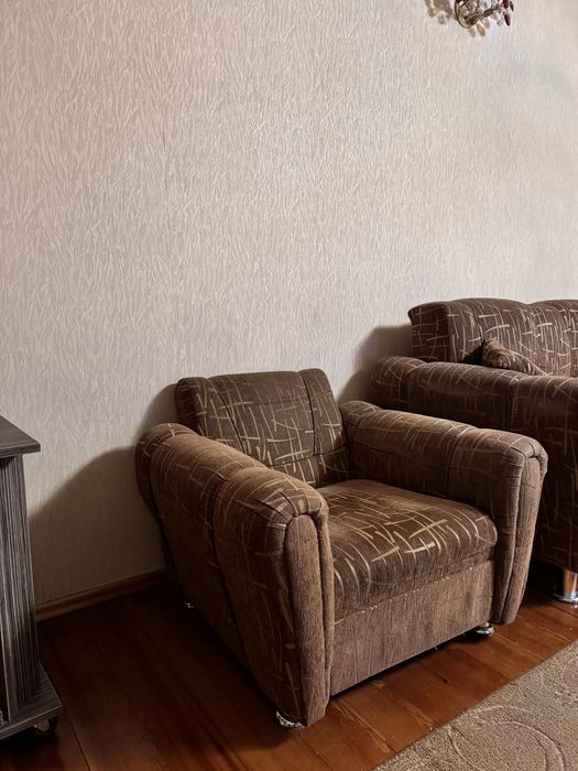 Продам диван с двумя креслами