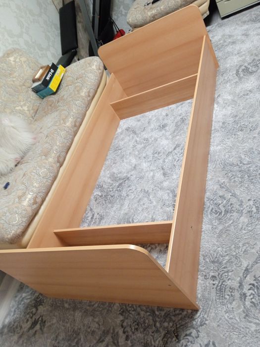 Кровать и плательные шкаф