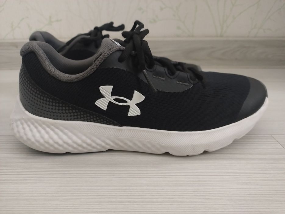 Маратонки UNDER ARMOUR,  размер 38.5