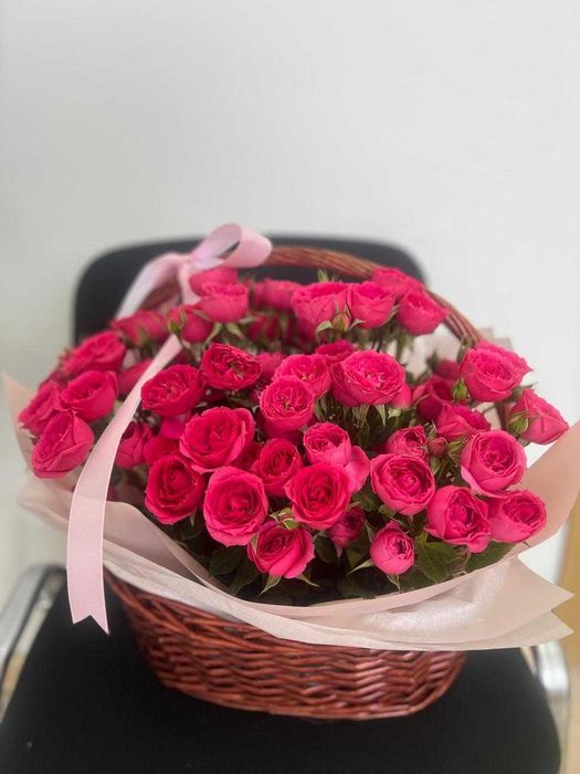 Свежий букет в корзине из кустовых роз