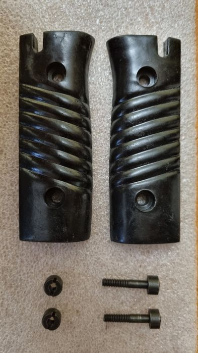 Plasele cu șuruburi baioneta WW 2 Mauser K98  Bayonet bakelite grips