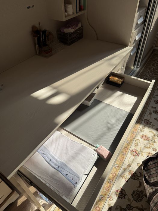 Стол с тумбочкой