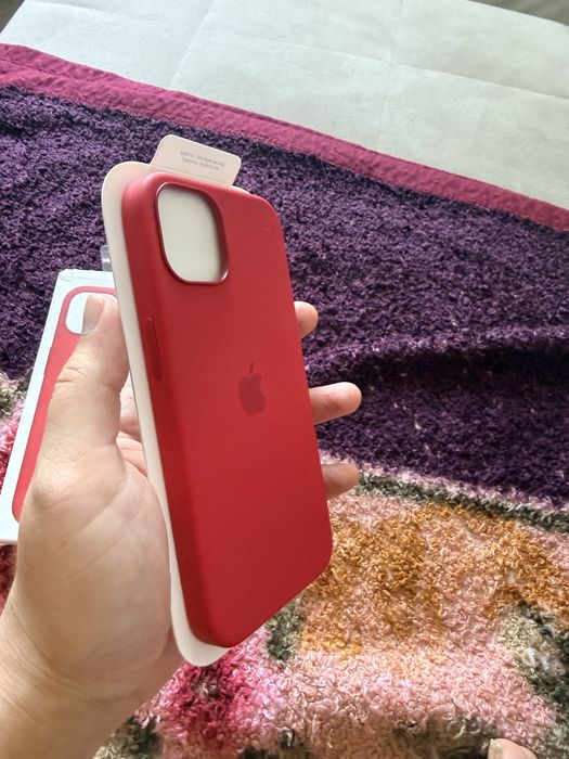 Продаю оригинальный чехол для iPhone 13.