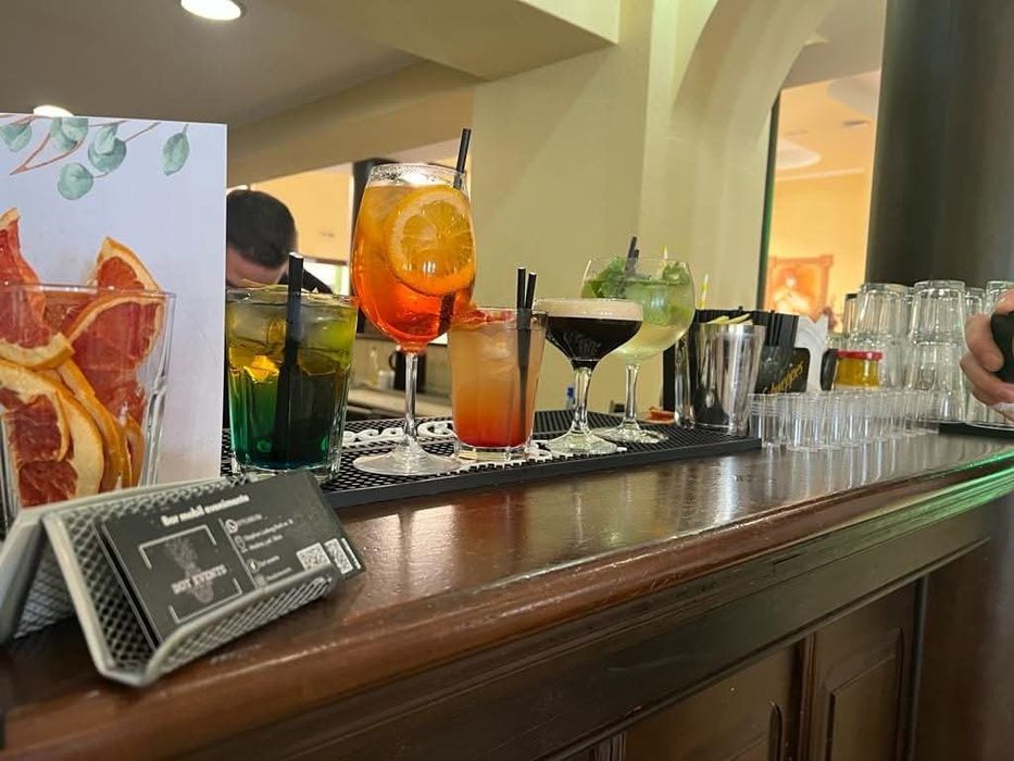 Bar mobil pentru nunți, botezuri și petreceri – barmani + pahare