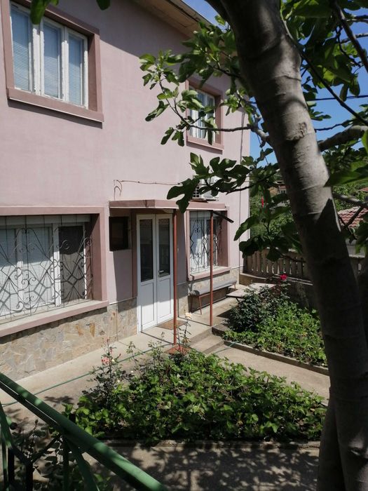 Масивна каменна къща