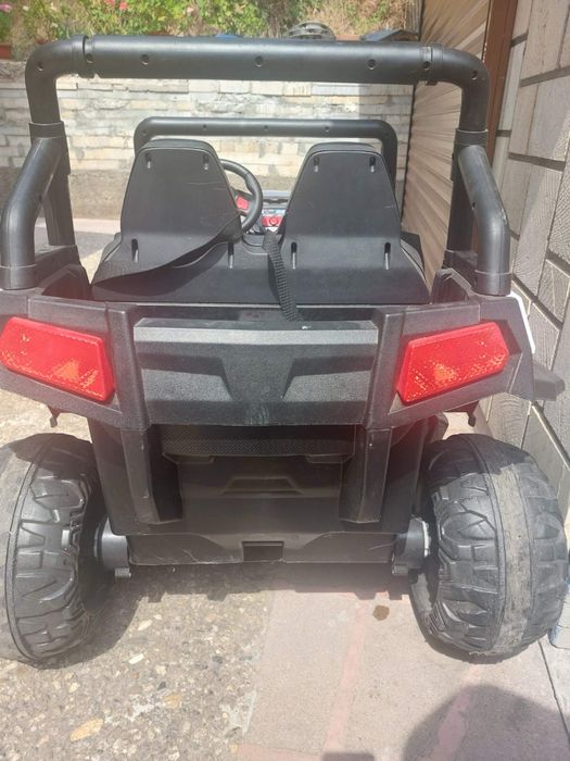 Акумулаторна двуместна кола