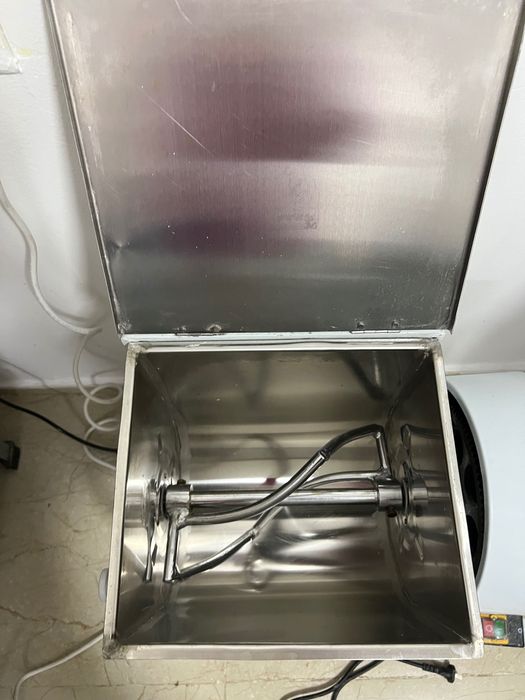 Продаем тестомес на 7 кг