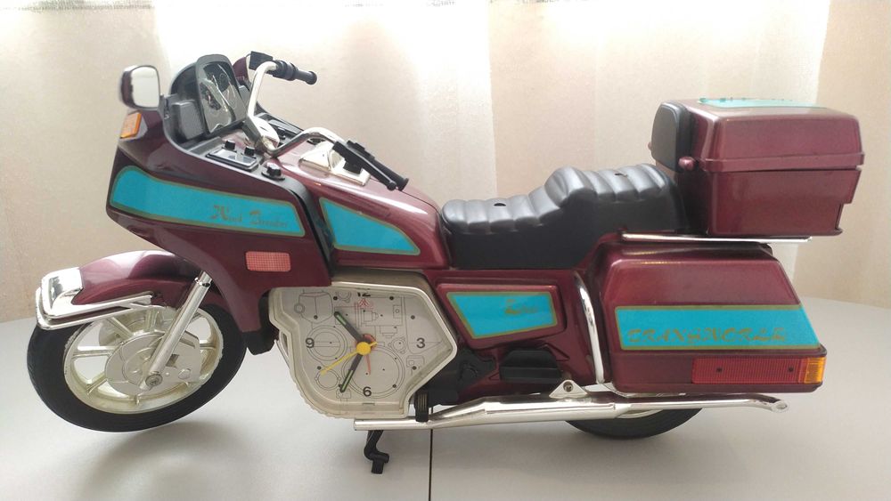 Настолен аналогов часовник във вид на мотор