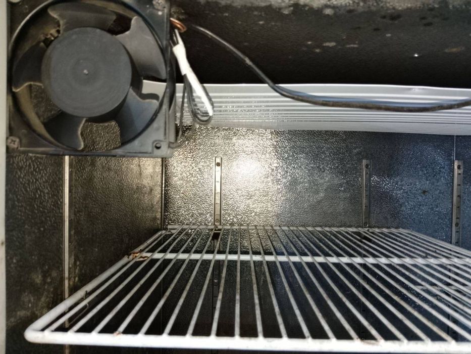 Срочно продам большой витринный холодильник в робочем состояние