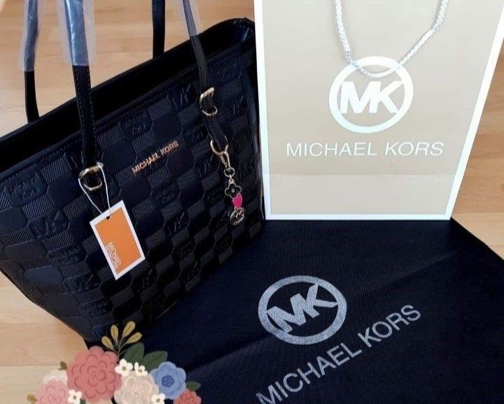 Geanta MK,super model, logo metalic auriu, saculet, etichetă