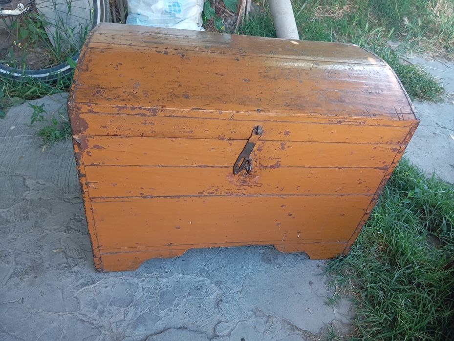 Продается сундук и советская бритва в рабочем состоянии. Солдатский.