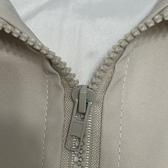 Ветровка бежевая