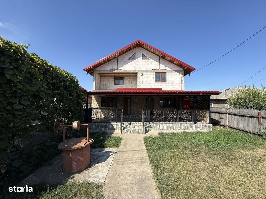 Casa 215mp, P+M, teren 2500mp, la strada, Dumesti