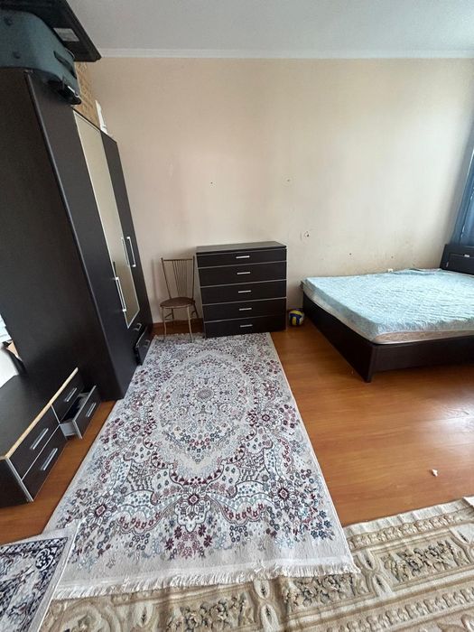 Продаётся все что на фото,кровать с матрасом, шкаф, выдвижные 2.