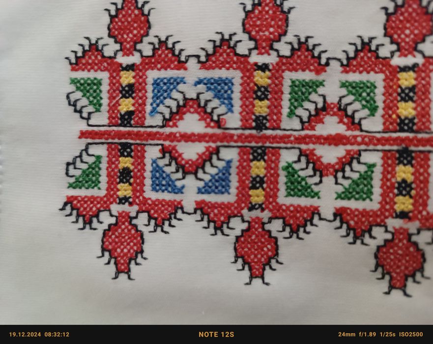 Тениска с шити шевици рр110