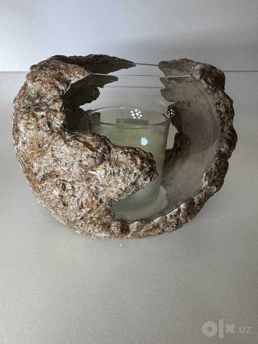 Декоративное панно и подсвечники в эстетике Wabi-Sabi.