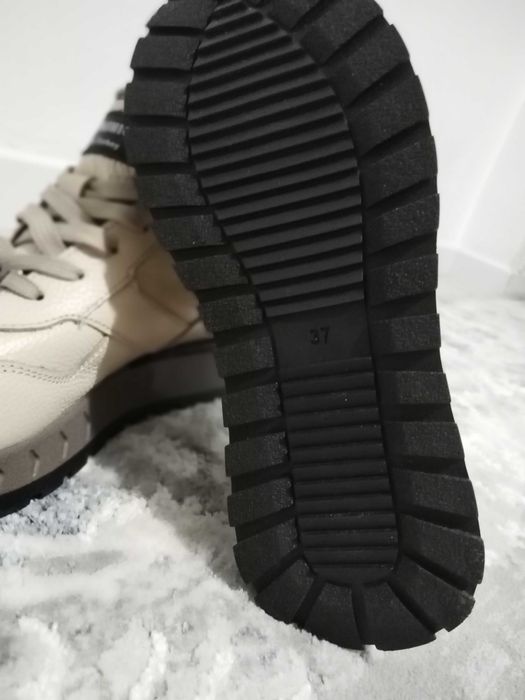 Продаются зимние кроссовки