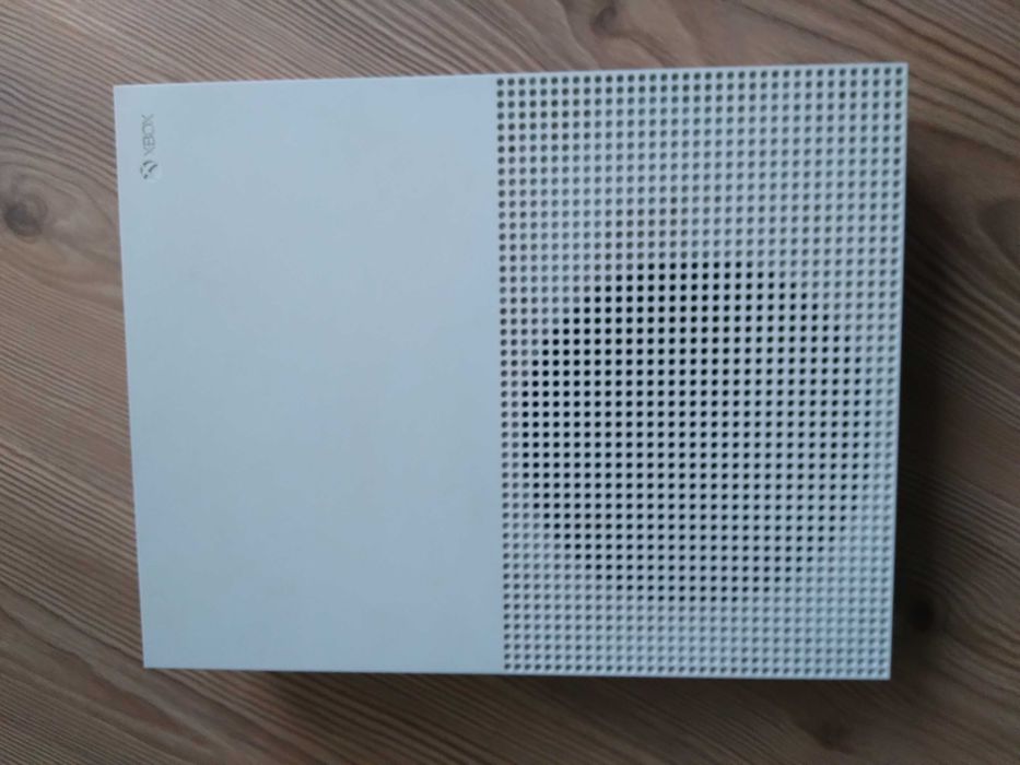 Xbox One S 500 GB + игри