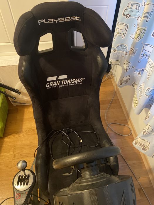 Стойка Gran Turismo, волан Trustmaster Т300 и педали