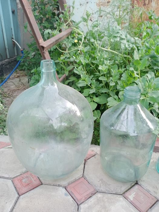 Бутыли четыре штуки для соков и вин.