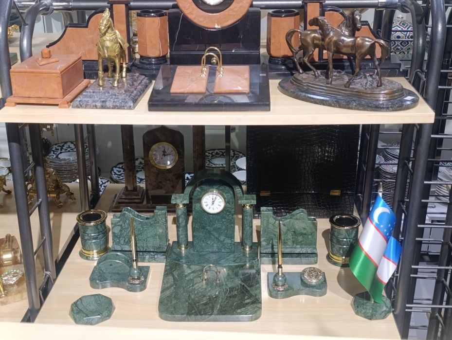 Хар хил турдаги сувенирлар табийтошдан килинган