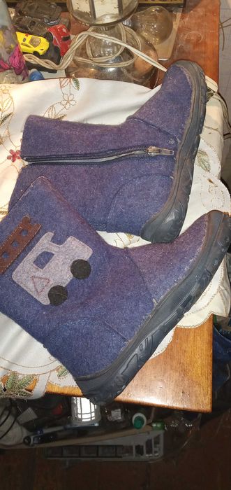 Продам детские зимние сапожки 2000 тенге.